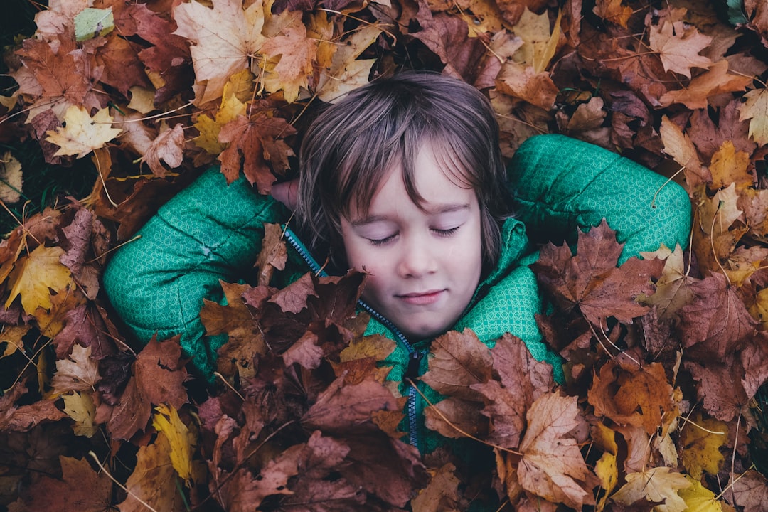 découvrez les étapes clés du développement de l'enfant, de la naissance à l'âge scolaire. explorez les aspects émotionnels, physiques et cognitifs qui façonnent leur croissance et apprenez comment soutenir leur épanouissement.